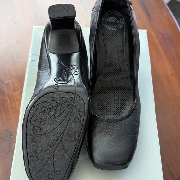 Nurture by Lamaze Black Leather Heels - Picture 4 of 9